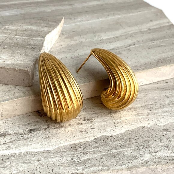 NEW ~ Anthropologie Amber Sceats Ribbed Hoop Gold Earrings - Picture 1 of 13